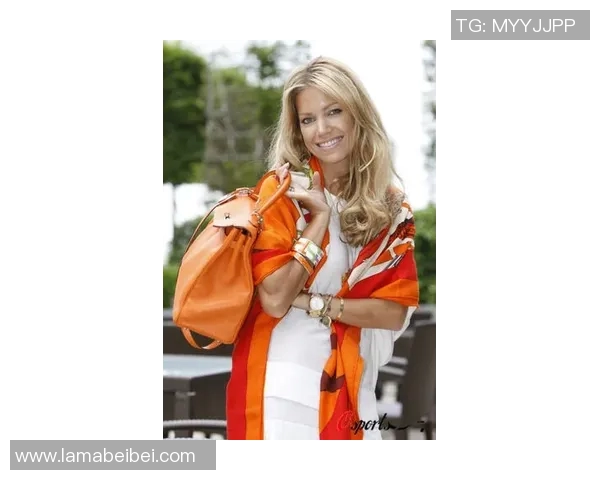 兰德尔娇妻来主场为老公加油 生两娃身材依旧在线 紫色大衣吸睛